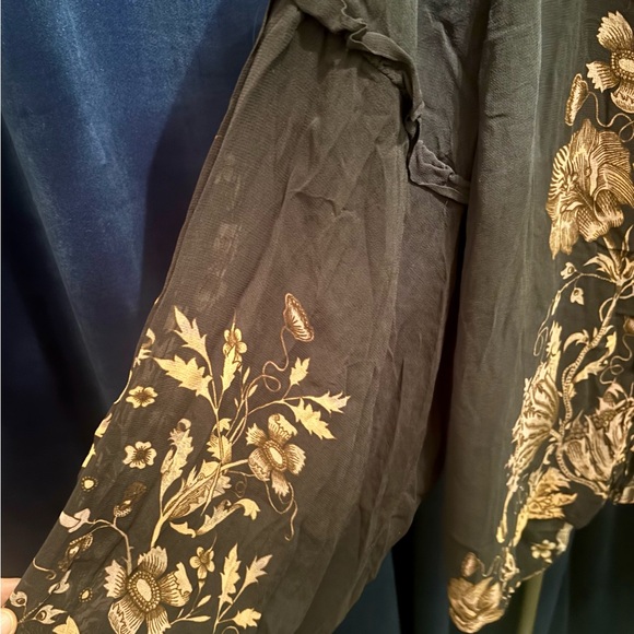 BLACK FRIDAY DEAL Anthropologie Black Top wGold/Tan Floral Pattern - Picture 3 of 6